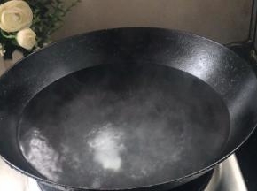 锅中烧半锅水，加入食用碱烧开