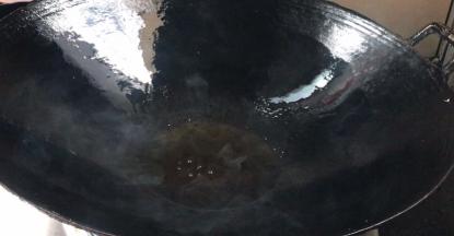 热锅放少许油烫一下锅，再倒出来，再放少许油