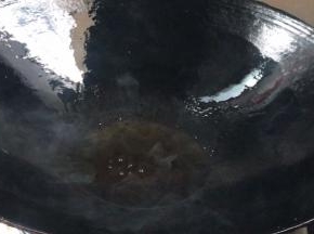 热锅放少许油烫一下锅，再倒出来，再放少许油