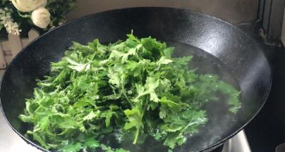 放入艾叶，大火煮沸