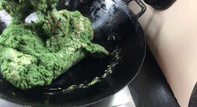 搅拌至成团后，关过，慢慢揉拌