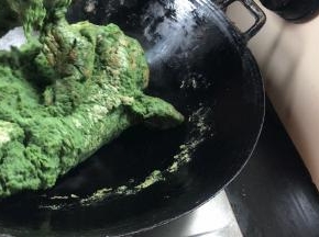 搅拌至成团后，关过，慢慢揉拌