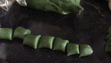 揉好后搓成长条，分成适合的小剂子