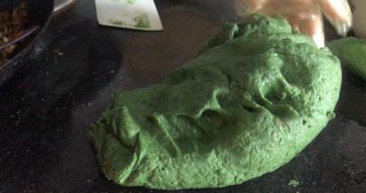 放入按台上，继续揉，越揉越好吃