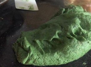 放入按台上，继续揉，越揉越好吃