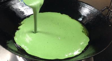 接着倒入打好的糊糊