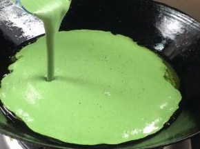接着倒入打好的糊糊