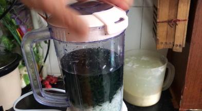 浸泡好的糙米洗净沥水，同艾叶和清水一起放入料理机中
