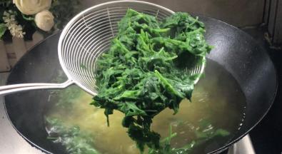 迅速捞出沥干水分