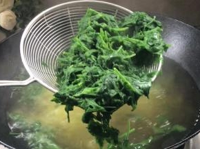 迅速捞出沥干水分