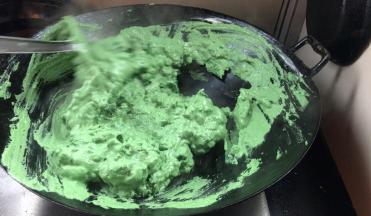 搅拌至浓稠时关小火，继续搅拌