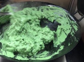 搅拌至浓稠时关小火，继续搅拌