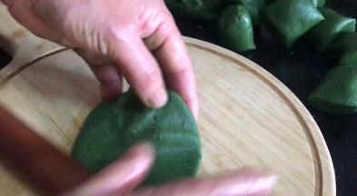 用擀面杖擀成包子皮状