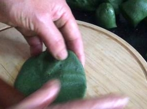 用擀面杖擀成包子皮状