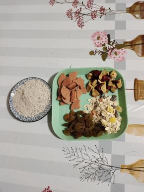准备好所需食材：
葛粉2勺，山楂片适掰碎，红枣洗净去核切成小块，葡萄干适量，水果燕麦片适量备用！