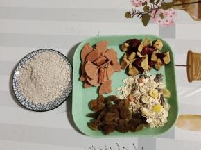 准备好所需食材：
葛粉2勺，山楂片适掰碎，红枣洗净去核切成小块，葡萄干适量，水果燕麦片适量备用！