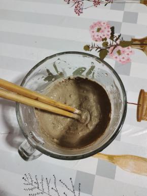 在容器中放入2勺葛粉，先放少量的温开水，把颗粒状的葛粉搅拌化开！