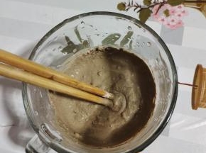 在容器中放入2勺葛粉，先放少量的温开水，把颗粒状的葛粉搅拌化开！