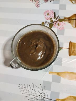 倒入烧开沸腾的滚开水（大约100度），顺着一个方向边倒，边搅拌至浓稠的糊状！