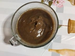 倒入烧开沸腾的滚开水（大约100度），顺着一个方向边倒，边搅拌至浓稠的糊状！