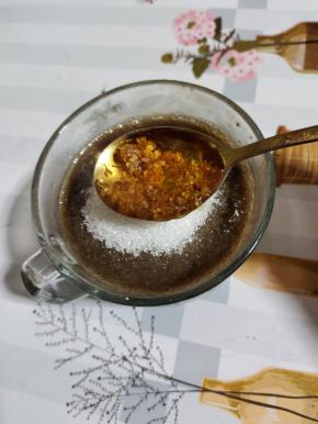 一勺我自己腌制的桂花蜜搅拌均匀至白糖融化！（桂花蜜的做法我前面有发帖，亲可以去我主页搜索看看！）