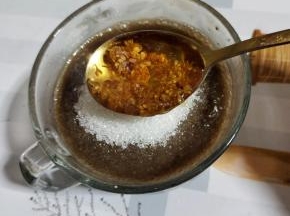 一勺我自己腌制的桂花蜜搅拌均匀至白糖融化！（桂花蜜的做法我前面有发帖，亲可以去我主页搜索看看！）