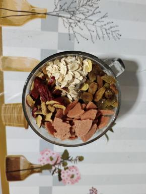 放入红枣，葡萄干，山楂片和水果燕麦片！