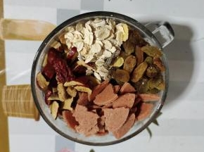 放入红枣，葡萄干，山楂片和水果燕麦片！