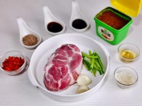 准备食材，梅花肉泡冷水，将血水泡出。