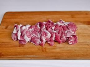 梅花肉切片。