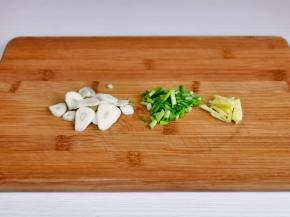 葱姜蒜去皮切好。