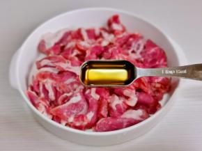 肉片放入盘中，加入料酒。