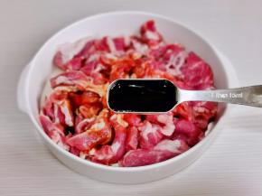 加入蚝油，抓拌均匀。