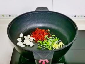 起油锅，加入葱姜蒜辣椒粉煸炒。