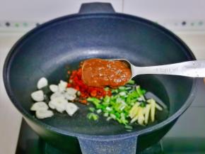 再加入黄豆酱。