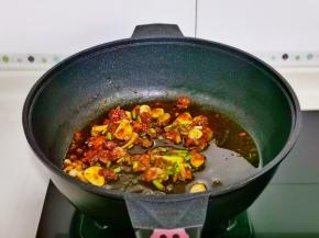 小火煸炒出香味。