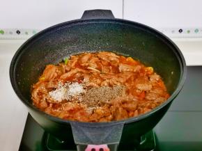 加入熟白芝麻，孜然粒。