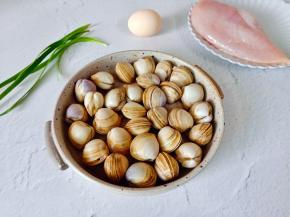 准备蛤蜊，鸡胸肉，鸡蛋。