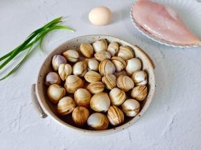 准备蛤蜊，鸡胸肉，鸡蛋。