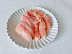 鸡胸肉洗净切成片。