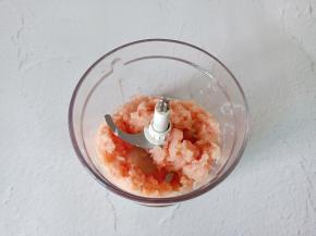 把鸡胸肉放入绞肉机绞成肉馅。