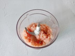 把鸡胸肉放入绞肉机绞成肉馅。