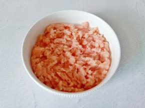 把鸡胸肉放入容器里。