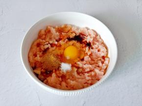 加一勺生抽，一勺蚝油，半勺十三香，半勺盐。