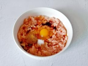 加一勺生抽，一勺蚝油，半勺十三香，半勺盐。