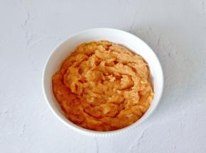 筷子顺着一个方向搅拌均匀。