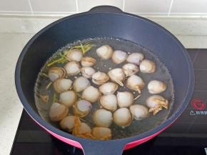 锅里水开加入生姜丝，料酒，放蛤蜊焯水。
