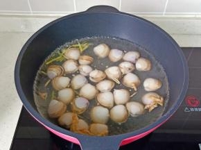 锅里水开加入生姜丝，料酒，放蛤蜊焯水。