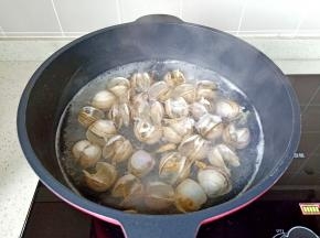 焯水到蛤蜊张开即可捞出。