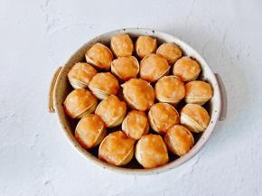 把鸡肉馅放入蛤蜊中。